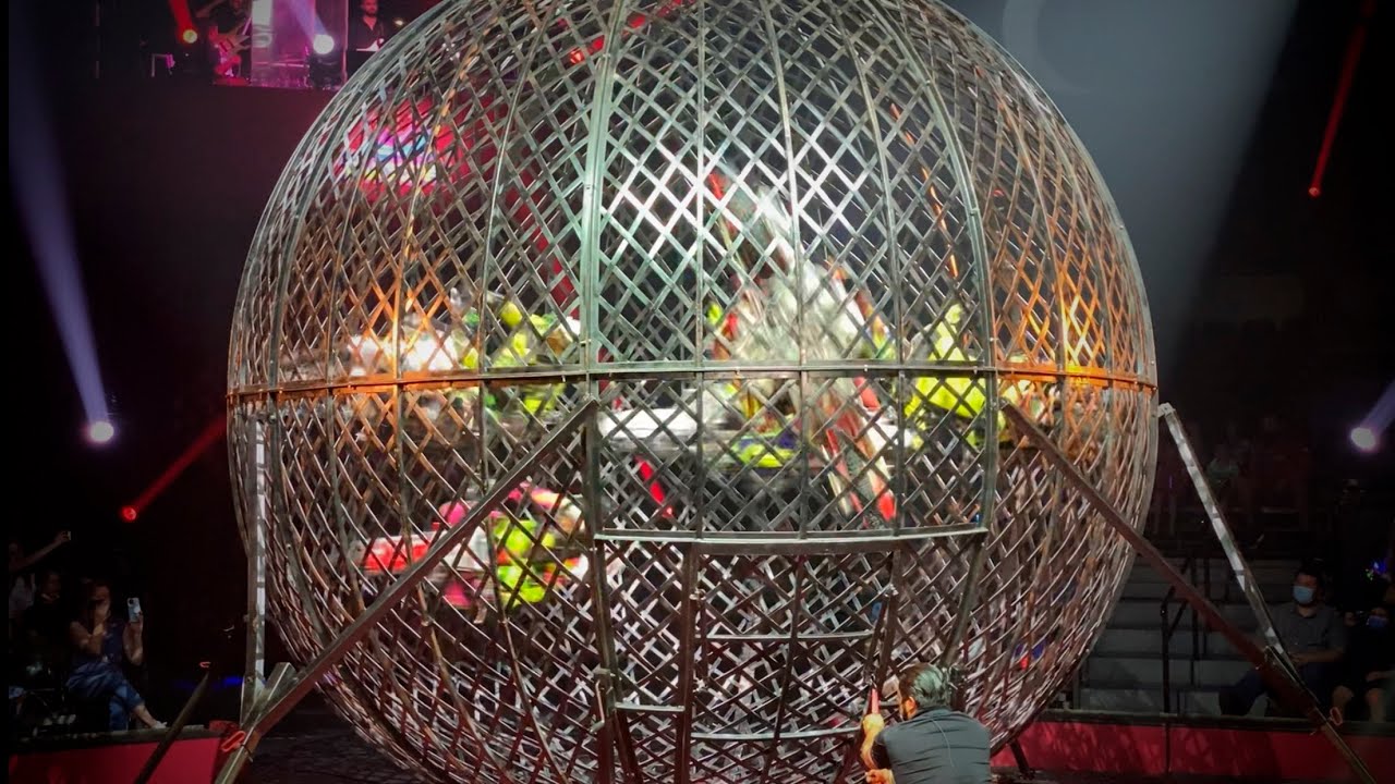 Five motorcycles crash in a cage