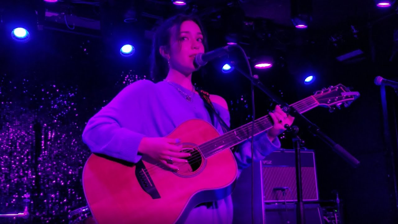 Laura Elliott live at TV Eye - Grass Stains (solo) (Live)