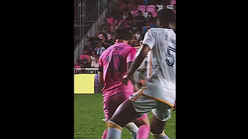 ميسي تمريرة خيالية دون أن ينظر Messi Magic No Look Pass Messi MessiMagic FootballSkills Shorts 