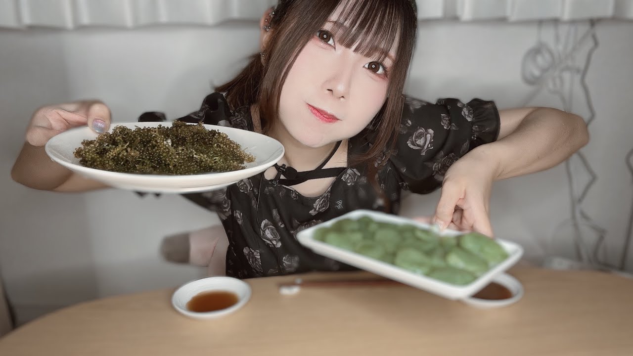 ASMR 近距離で海ぶどう&刺身こんにゃくを食べる🥢【トーク全開‼️🗣】※終盤咀嚼音強め注意