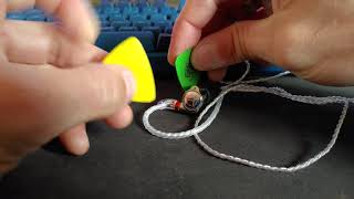 How to remove a tight MMCX connector.