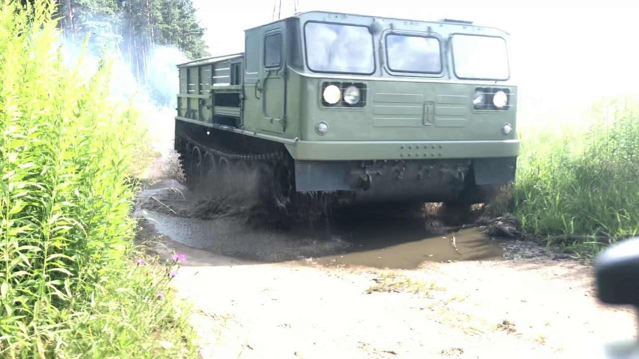 Машины едут по лужам