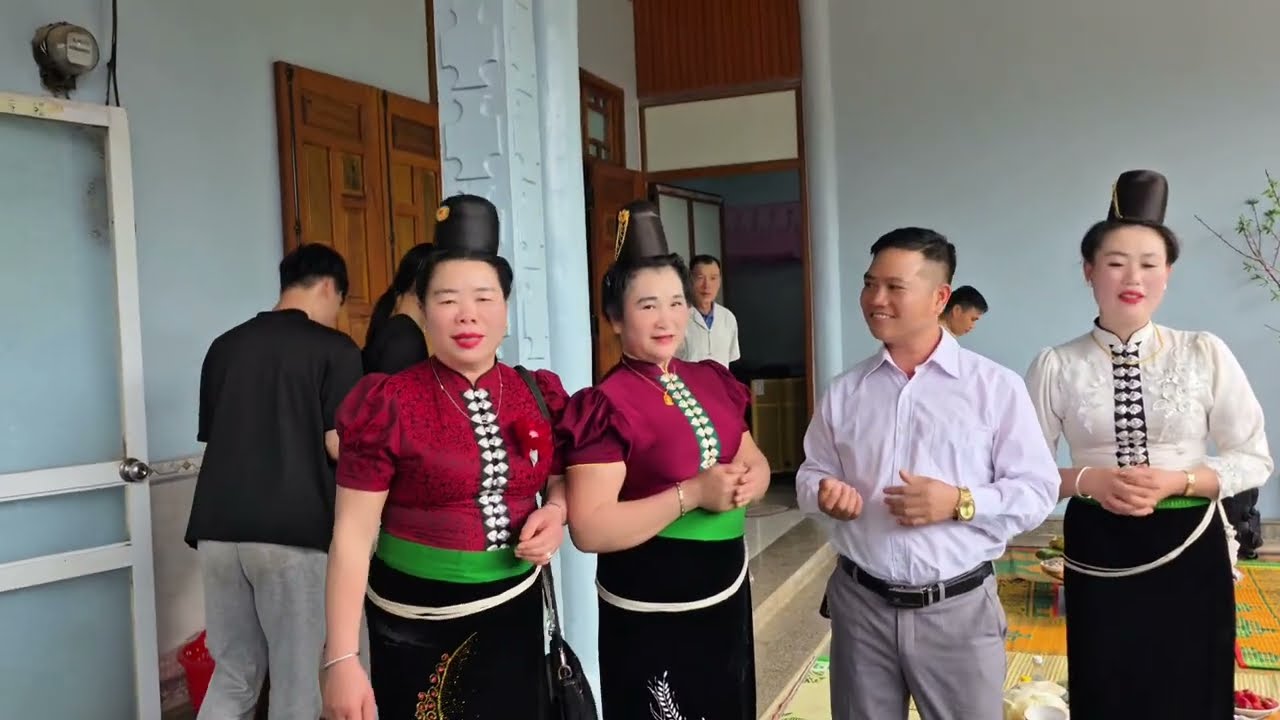 Mỹ Duyên cùng Xuân quúy đến chúc Tết quàng tiếng Chiềng đen vui qua 