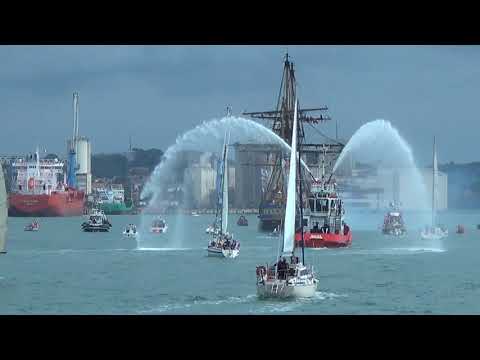 L'arrivée de l'Hermione à Bayonne ! Du monde pour l'accueillir.