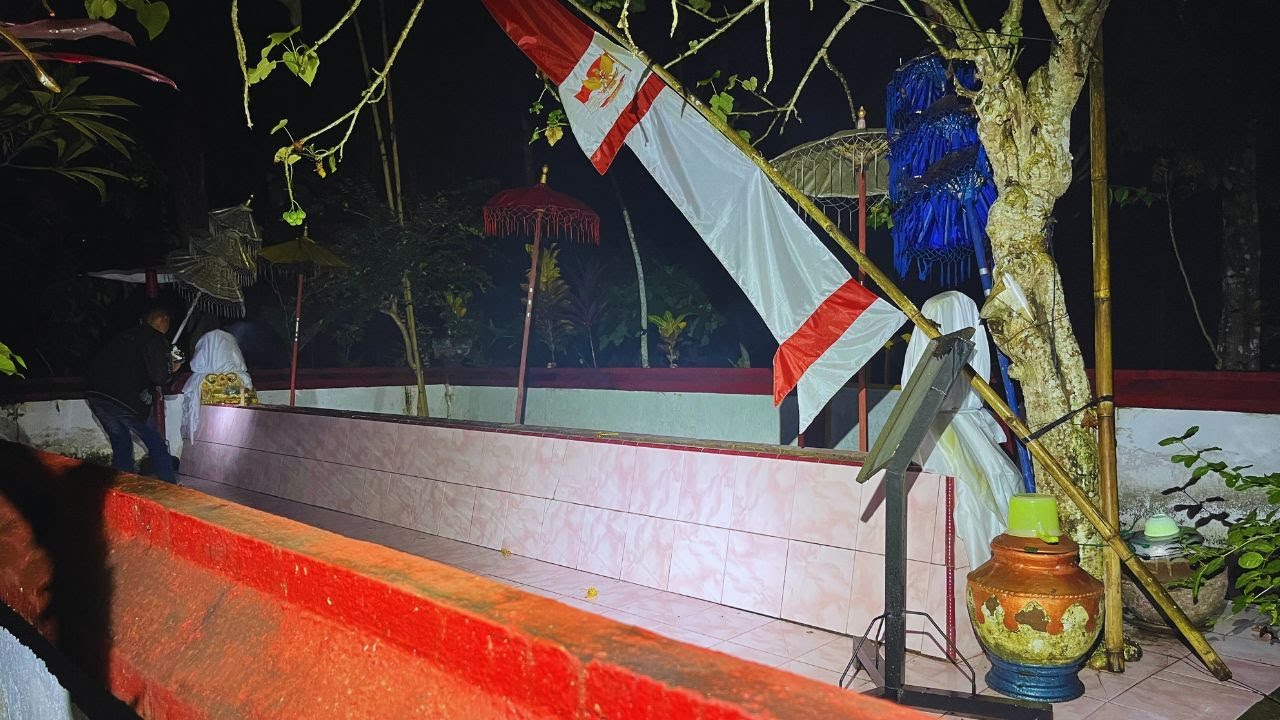 MAKAM TERPANJANG DI HUTAN ALAS PURWO