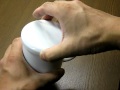 茶こしがのせられるマグカップ