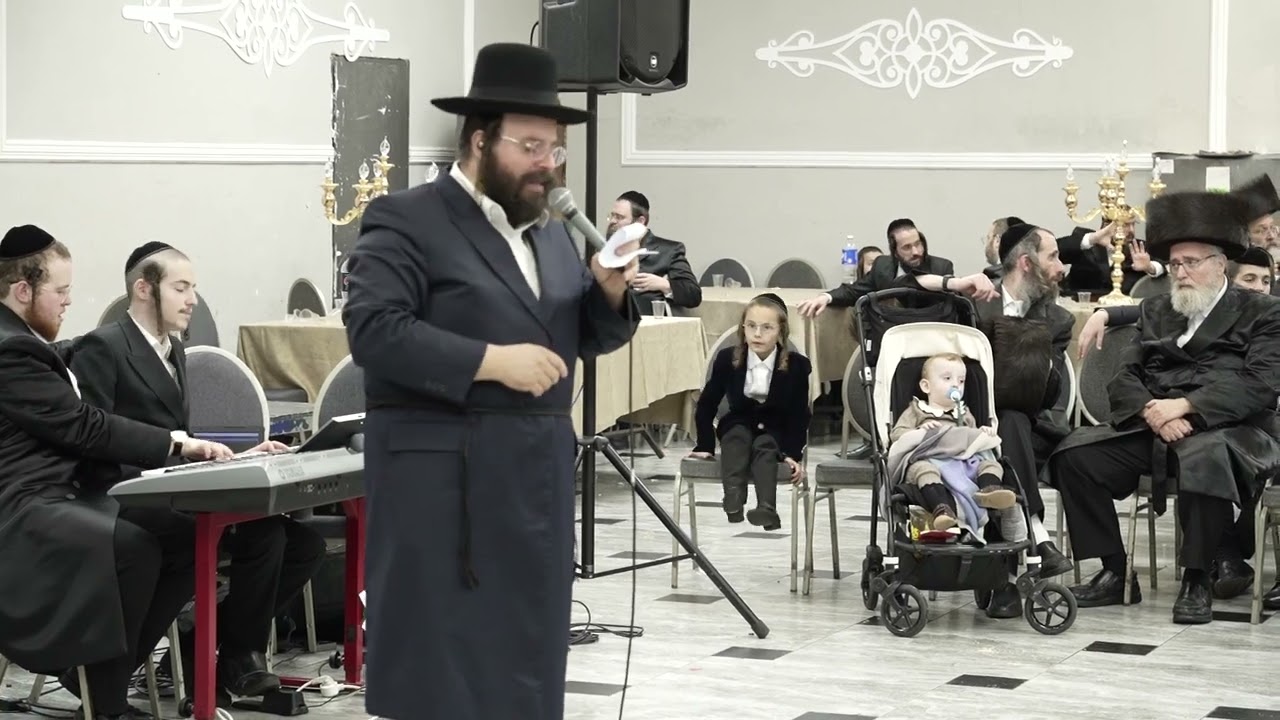מיכאל שטרייכר בריקודים במצווה טאנץ של הנכדה הראשונה