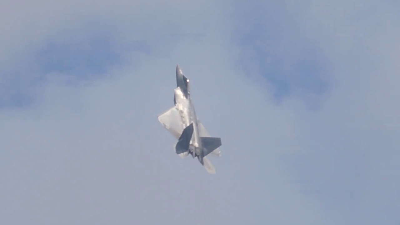 FA-22 Raptor Vertical Takeoff (Andrews Airshow 2017)