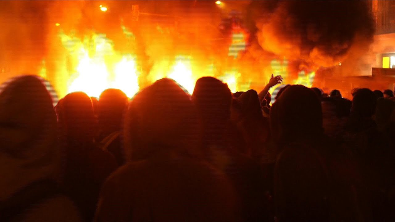 Barcelone: nuit d'émeutes dans le coeur touristique de la ville | AFP News