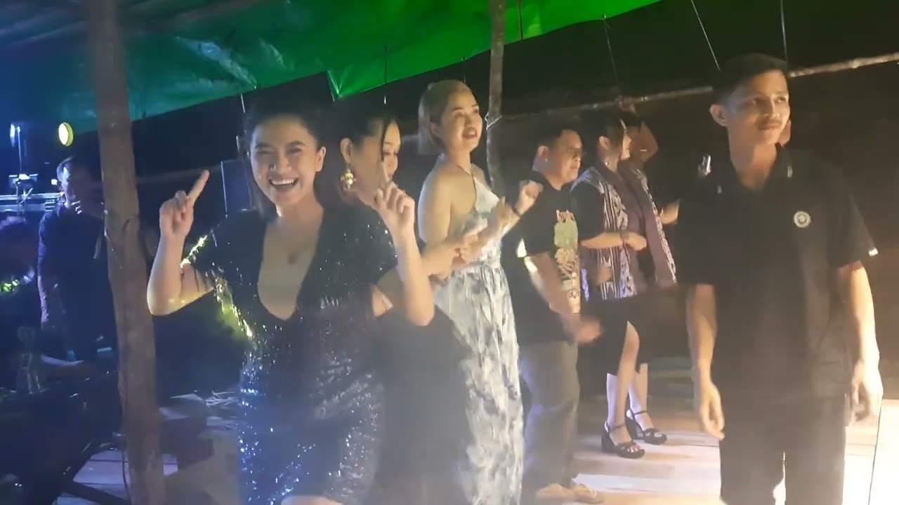 Tia Monika - Cover Tika - Miau Merah