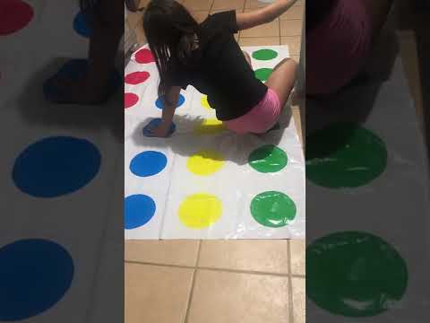 Juego  twister por primera vez * me doy muy duro