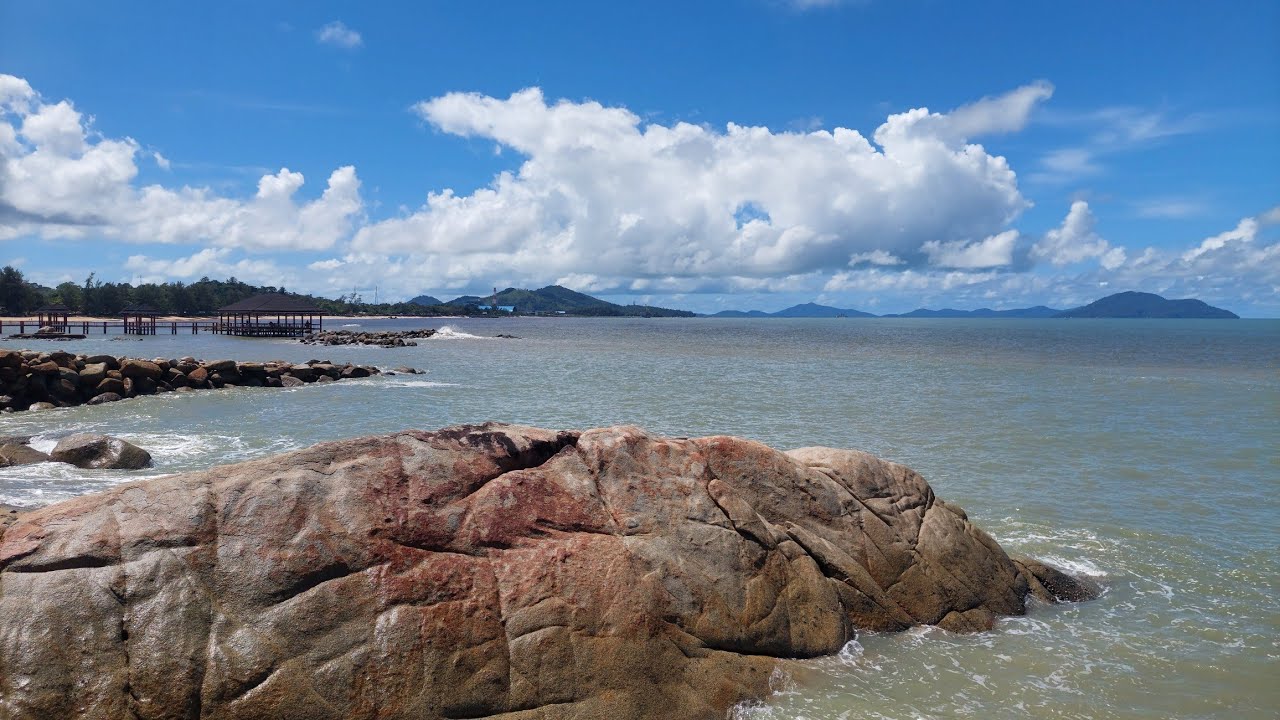Midday Beach Escape: Relaxing Waves & Sun