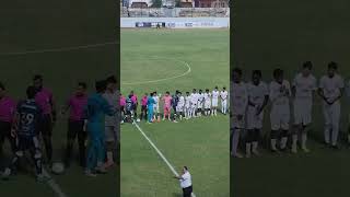 Saludo entre futbolistas y cuarteta arbitral previo al juego de reservas Platense versus Motagua.