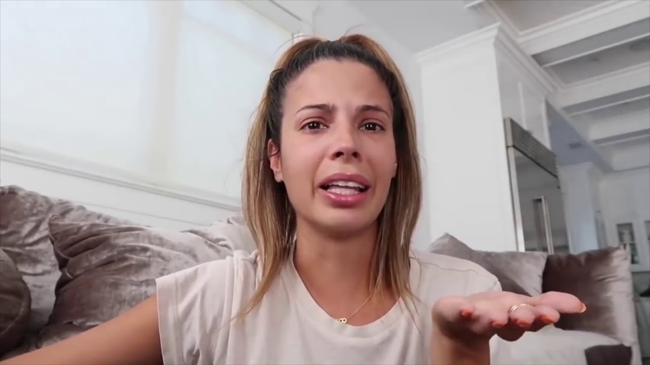 Laura Lee crying and losing subscribers for 1 minute straight