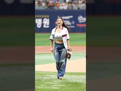 TWICE JIHYO First Pitch 🔥 '역시 <strong>지효</strong>!' 고척돔 열광시킨 월드스타 시구