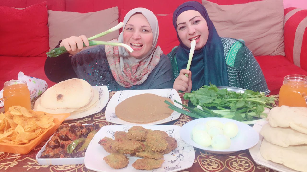 تحدى أكل على الفطار الشعبى المصرى الاصيل فول وفلافل وباذنجان مع أختى هبه والعقاب تلوين فى الوجه