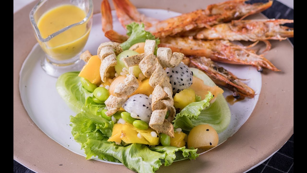 สลัดผลไม้กุ้งย่างน้ำสลัดเสาวรส Grilled Prawn and Fruit Salad with Passion Fruit Dressing