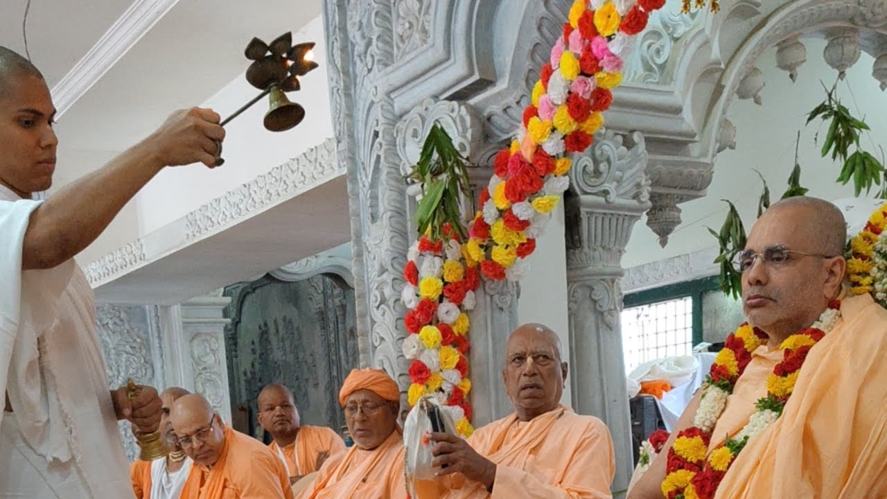 Srila Guru Maharaj Aarti in Paryatak Goswami Goudiya Math, Nabadwip, West Bengal 