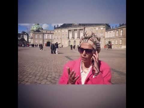 Mamman besøger Hendes Majestæt