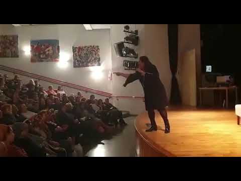 ענת אביעד סטנדאפיסטית במופע 'ברירת צחוק'