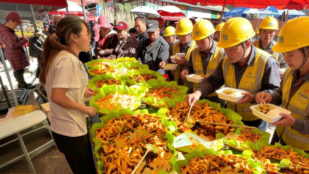 重庆小姐姐工地卖盒饭，10元20多个菜随便吃，人气爆棚天天卖爆！#麦总去哪吃