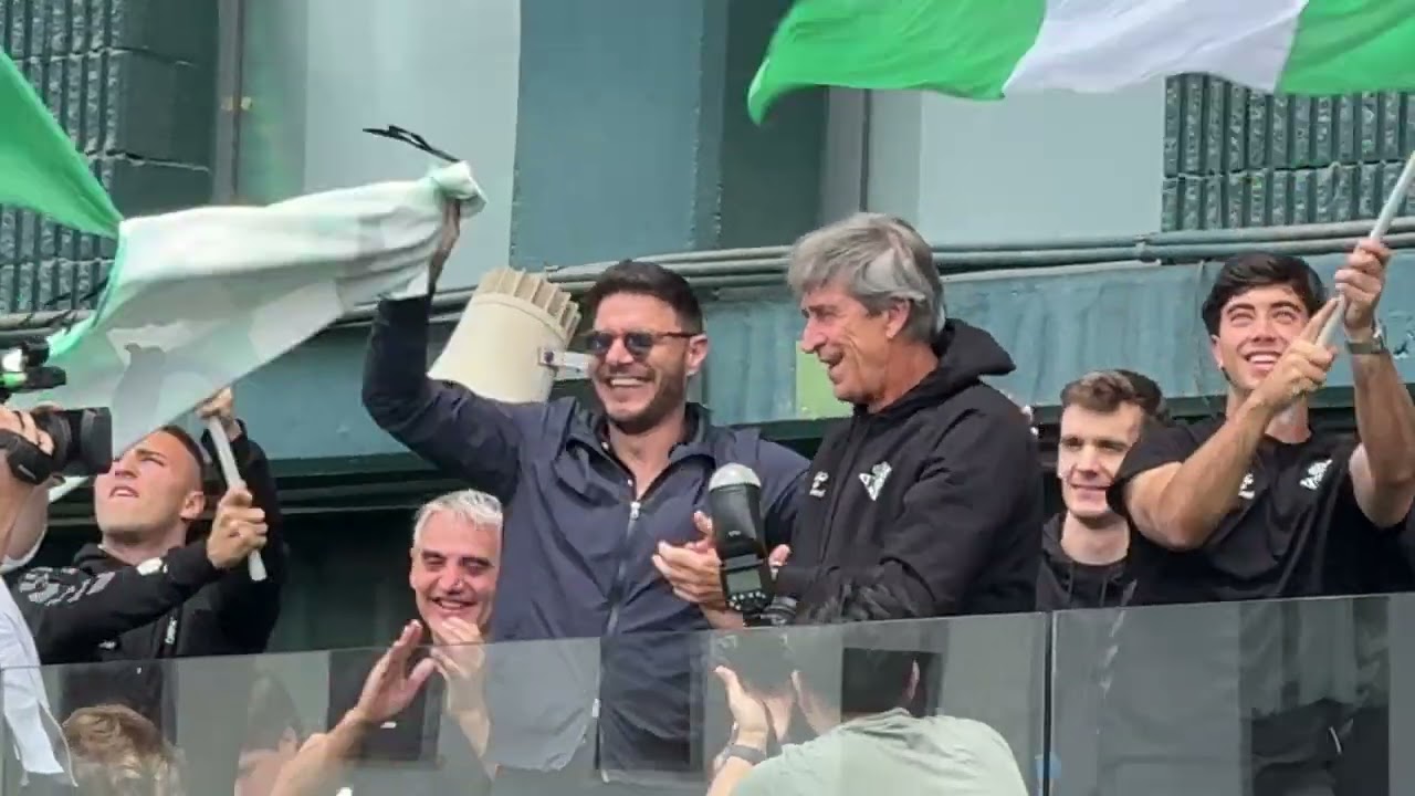 Así fue el recibimiento al Betis tras clasificarse para la final de la Conference League