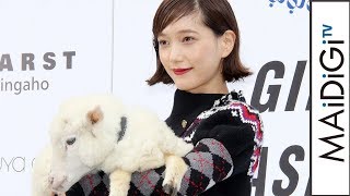 本田翼「ふわふわ」イベントで子羊をだっこ　「GINZA FASHION WEEK」オープニングセレモニー2