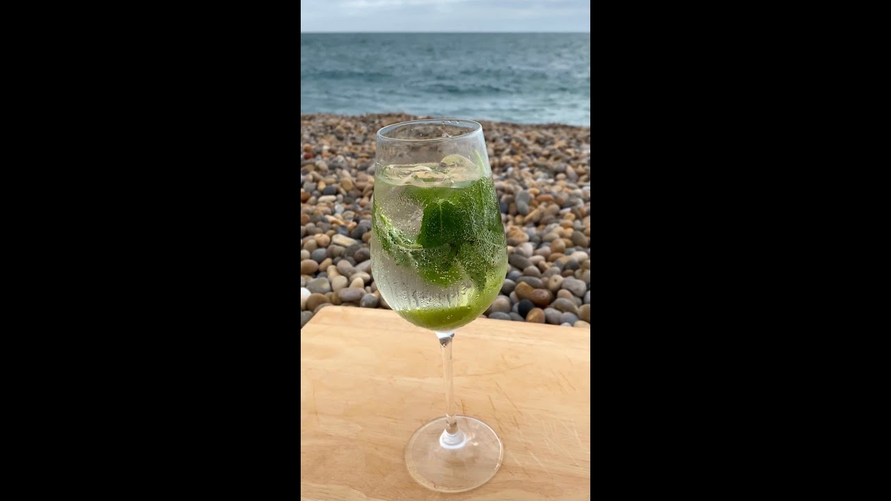 REFRESHING GIN + PROSECCO COCKTAIL