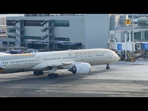 Etihad 787-9 Entering JFK Gate 7