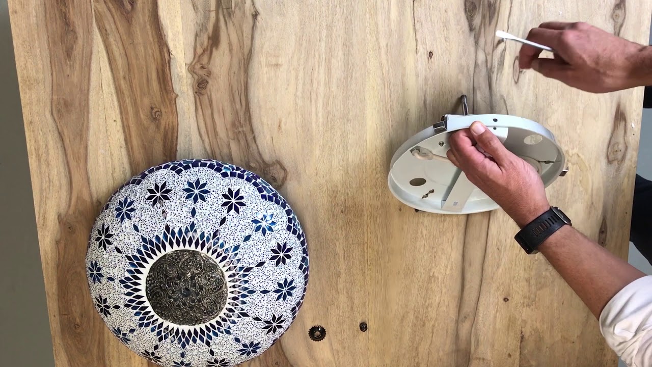 Oosterse mozaiek plafonnière uitpakken en monteren - ophangen samen met Merel in Wonderland.