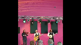 Molly Malone - I say Molly U say Malone Molly Malone - I say Molly U say Malone
