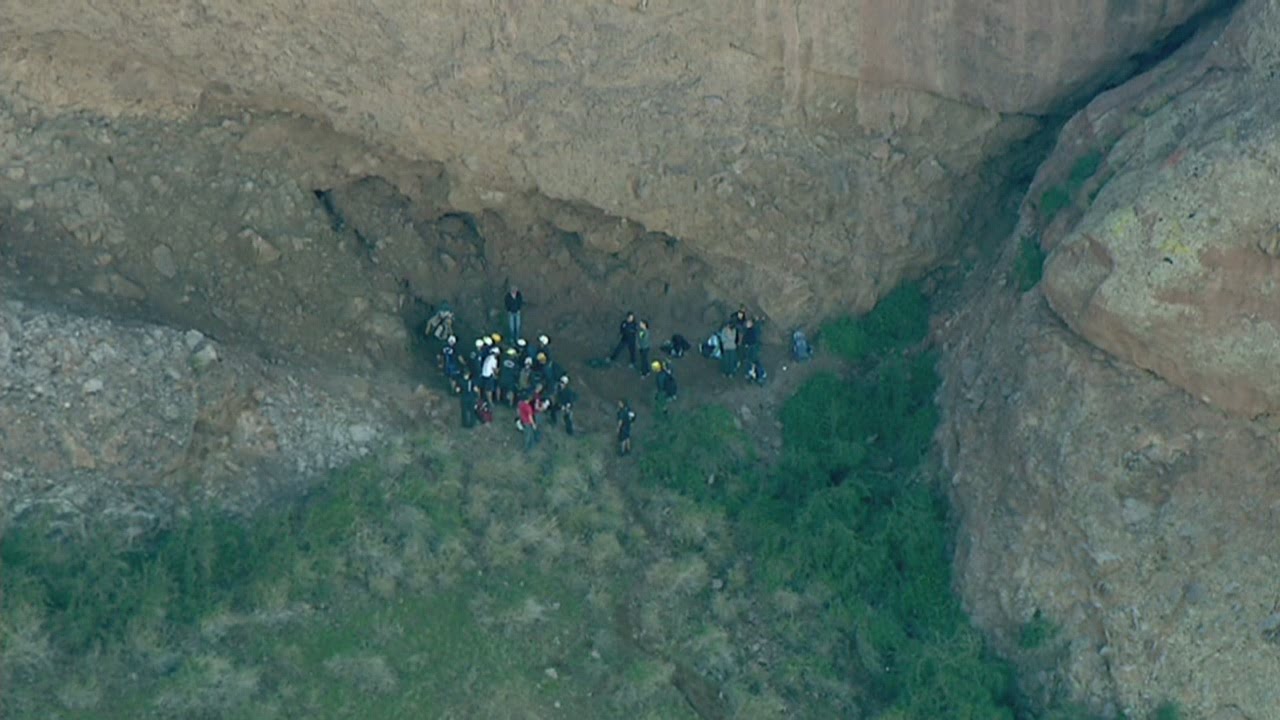 Jumper Rescue Ring BASE jumper rescued at Camelback Mountain - YouTube
