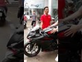 Nhận đươc giấy báo đỗ Đại học, ông bố tặng ngay chiếc Honda CBR250RR cho cậu con trai