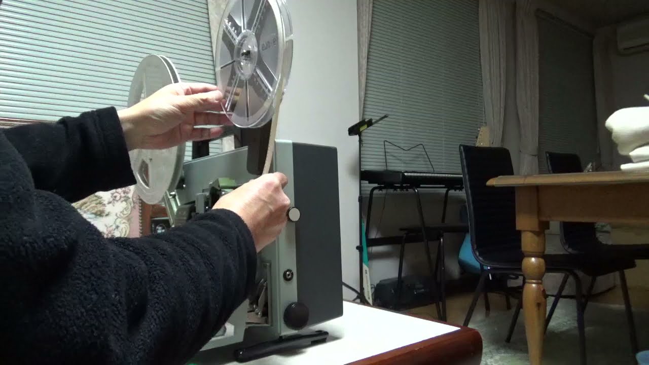 8ミリフィルムを映写機にかけてビデオ撮りします - YouTube