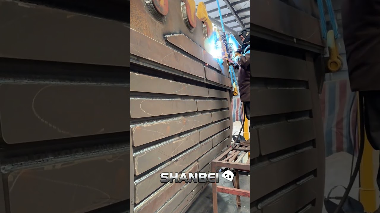 Oversized tonnage mining bucket back welding