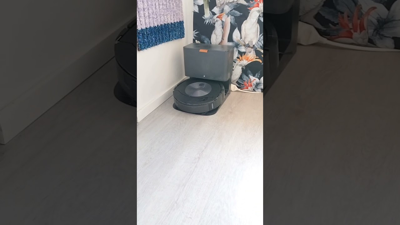 Roomba Combo j7+ - Emptying its own dustbin (loud!)