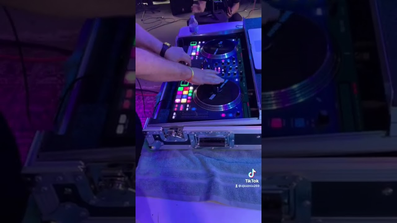 DJ Kid Mix - Scratching at a Festival. 