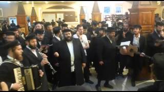 יואלי קליין עם מאות חסידי גור בציון רבי נחמן מברסלב