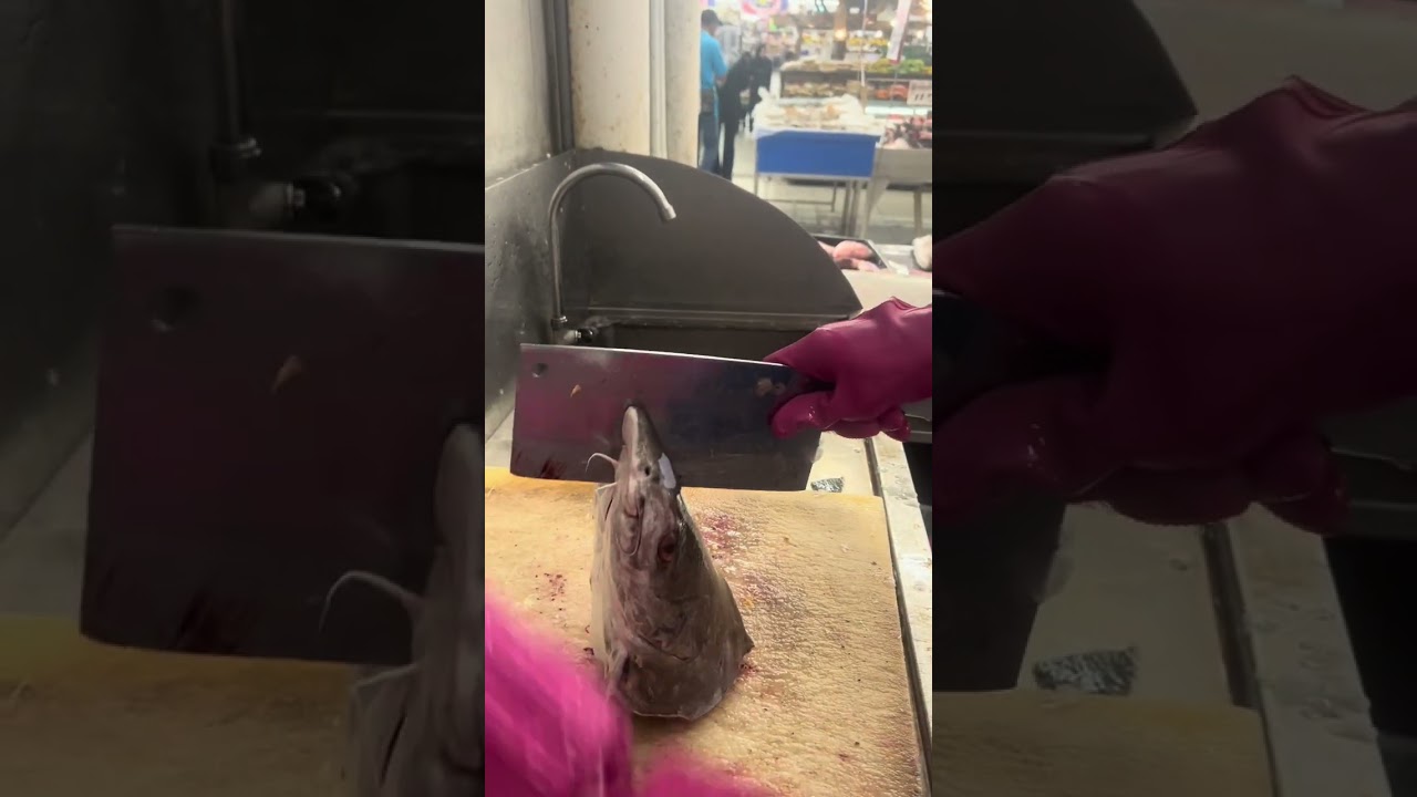 Amazing big fish head cutting skills 