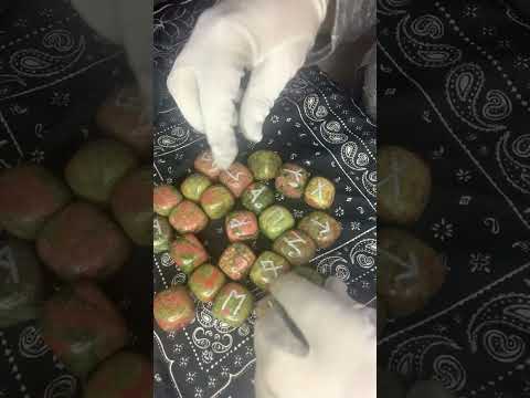 Руни з унікату -комплект у шкіряному мішечку, старший футарк, видео 1