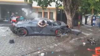 Viva.co.id - seorang warga tewas ditabrak mobil mewah lamborghini yang
sedang terlibat balapan liar dengan ferrari di jalan manyar kertoarjo,
surabaya, jawa ...