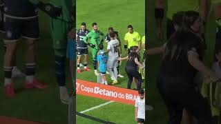 CRIANÇAS RODEIAM NEYMAR ANTES DE SANTOS X REMO PELA COPA DO BRASIL