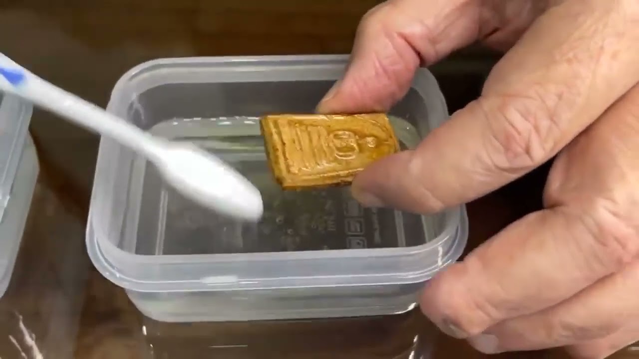 ล้างพระสมเด็จด้วยน้ำส้มสายชูและเป็นการเปิดเผยหน้ากากอันจอมปลอมของนักต้มตุ๋น