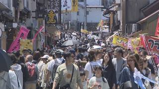 Long lines form at popular udon restaurants... Tourist spots are bustling with people on a sunny ...