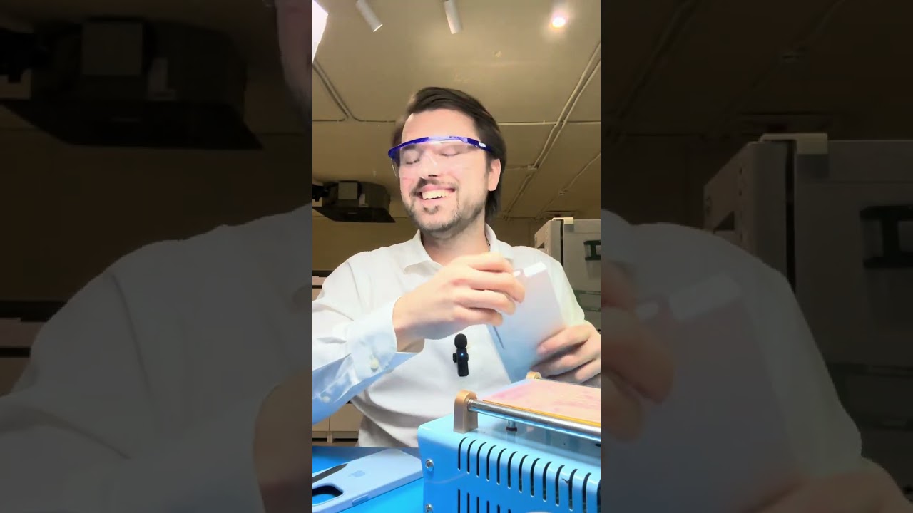 Норм челик проверяет чехлы 9 минут 43 секунды, но в конце срывается…