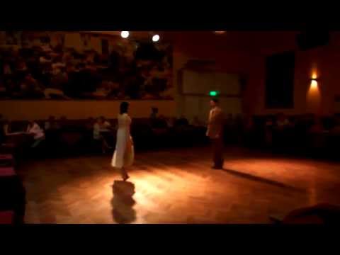 Andrea Torres Y Andrés Sosa Bailan en la Milonga Canning - Que Falta que me Haces.
