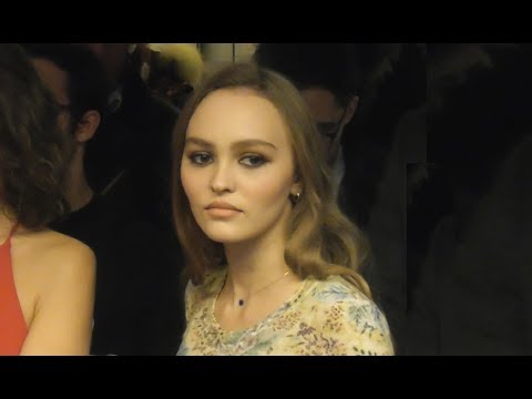 VIDEO Lily Rose Depp  Paris 17 december 2018  premiere LHomme fidle  dcembre 2018
