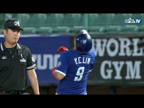 08/09 富邦 vs 兄弟 一局上，吳東融美技撲接林益全游擊方向的反彈球，完成刺殺結束半局