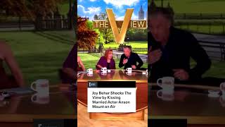 Joy Behar was ready to make first contact with Anson Mount.💋 (🎥: The View/ABC)
