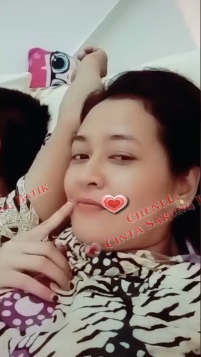 Tidur Pake sarung batik berdua